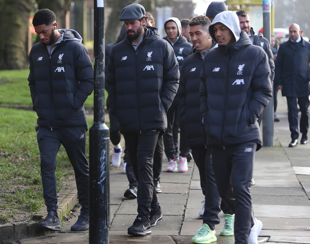 “封神”助力续航绿茵梦想，新鹏城与台铃举行车辆交付仪式